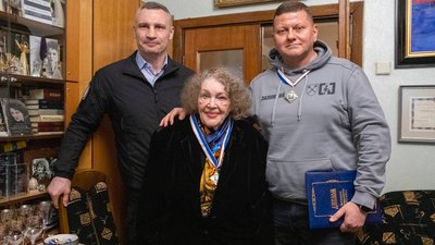 Ліні Костенко і Валерію Залужному вручили нагороду від Києва
