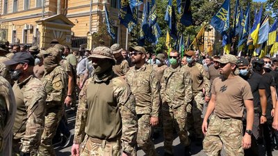 "Нацкорпус" із шинами та прапорами вирушив до ОПУ. Що відбувається