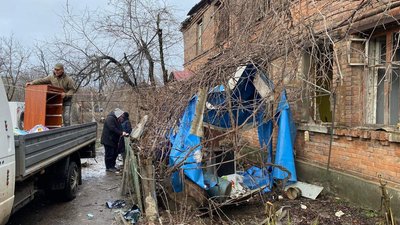 Люди винсять власні речі з пошкоджених квартир Люди винсять власні речі з пошкоджених квартир