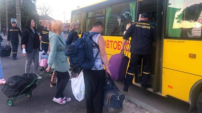 На Житомирщину прибув дванадцятий потяг із евакуйованими жителями Донеччини На Житомирщину прибув дванадцятий потяг із евакуйованими жителями Донеччини