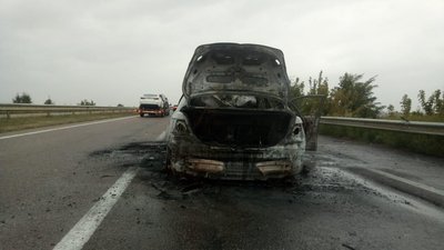 На трасі Одеса-Київ легковик влетів у вантажівку та спалахнув: одна людина загинула На трасі Одеса-Київ легковик влетів у вантажівку та спалахнув: одна людина загинула