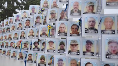 У Луцьку відкрили фотостенд «Живемо з надією. Пам’ятаємо. Чекаємо» У Луцьку відкрили фотостенд «Живемо з надією. Пам’ятаємо. Чекаємо»