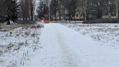 У Полтаві прибирали сніг на дорогах і тротуарах