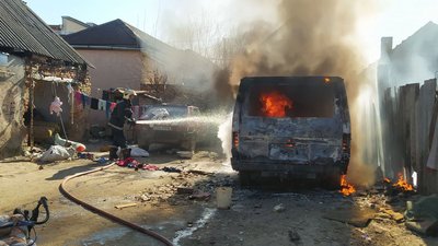 На Закарпатті горів автомобіль у дворі будинку