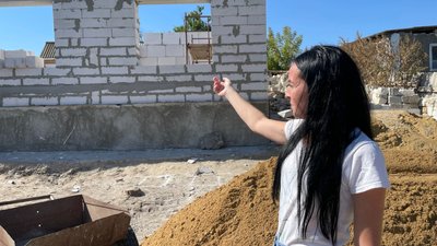 "Пошкодило дах, вікна, стелю". Як жителі Баратівки на Миколаївщині відновлюють власні домівки "Пошкодило дах, вікна, стелю". Як жителі Баратівки на Миколаївщині відновлюють власні домівки