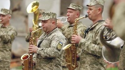 Військовий оркестр виступив на руїнах Будинку офіцерів у Вінниці