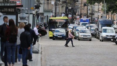 Приватний транспорт на проспекті Свободи