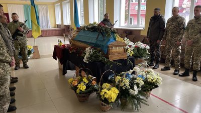 Проводжали навколішки: на Закарпатті попрощалися із загиблим на війні Іваном Морочилом Проводжали навколішки: на Закарпатті попрощалися із загиблим на війні Іваном Морочилом