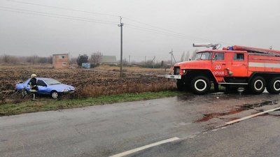 На Запоріжжі рятувальники витягли з кювету машину, яка опинилася там через слизьку дорогу