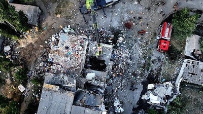 Ракета поцілила в житловий будинок. У Миколаєві тривають аварійно-рятувальні та пошукові роботи Ракета поцілила в житловий будинок. У Миколаєві тривають аварійно-рятувальні та пошукові роботи