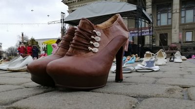 Інсталяцію із 600 пар жіночого взуття створять на Театральному майдані Тернополя Інсталяцію із 600 пар жіночого взуття створять на Театральному майдані Тернополя