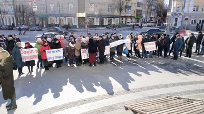 Під стінами облдержадміністрації та ОР мітингують люди: що вимагають? Під стінами облдержадміністрації та ОР мітингують люди: що вимагають?
