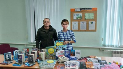 Тернопільські військові передали книги школярам Донеччини Тернопільські військові передали книги школярам Донеччини
