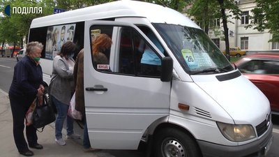 За спецквитками і у масках: як у Хмельницькому курсують автобуси та маршрутки
