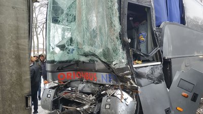 На Вінниччині вантажівка злетіла з дороги в кювет та спровокувала масштабну ДТП На Вінниччині вантажівка злетіла з дороги в кювет та спровокувала масштабну ДТП