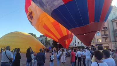У Тернополі розпочався фестиваль повітряних куль "Файне небо" У Тернополі розпочався фестиваль повітряних куль "Файне небо"