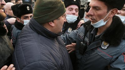 Протести у Вірменії: ЄС просить утримуватися від ескалації, а Пашинян звернувся до військових Протести у Вірменії: ЄС просить утримуватися від ескалації, а Пашинян звернувся до військових