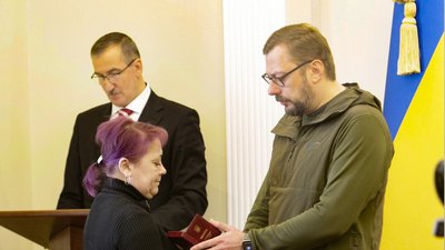 Родичам загиблих військових та цивільних з Чернігівщини передали ордени “За мужність” Родичам загиблих військових та цивільних з Чернігівщини передали ордени “За мужність”
