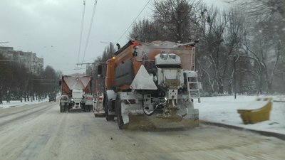 У Житомирі сніг з тротуарів почали прибирати о 4 годині ранку