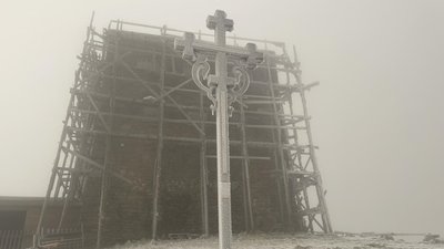 Обмежена видимість і мороз. На горі Піп Іван у Карпатах температура повітря опустилася до 2° морозу