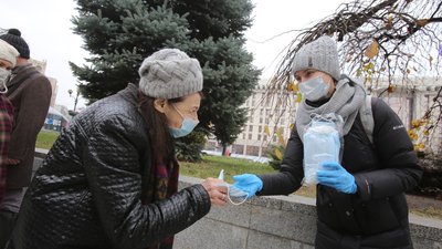 У КМДА закликають киян знову вдягати маски у громадських місцях