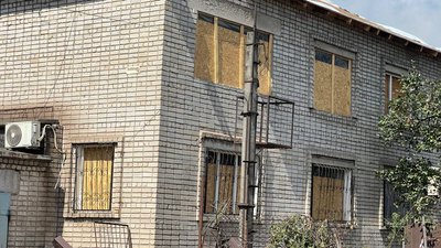 "Завезли шифер на покрівлю, дошки": жителі Кривого Рогу лагодять будинки після атаки безпілотниками у ніч на 14 липня "Завезли шифер на покрівлю, дошки": жителі Кривого Рогу лагодять будинки після атаки безпілотниками у ніч на 14 липня