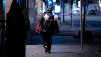 Допомагають колишнім в’язням, переселенцям та безхатькам. Як працює Будинок нічного перебування у Франківську
