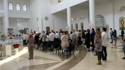 Цілують ікони та порушують дистанцію: у Києві на Трійцю проходять богослужіння Цілують ікони та порушують дистанцію: у Києві на Трійцю проходять богослужіння