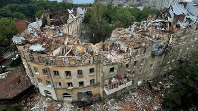 Будинок після ракетної атаки влітку 2023 року Будинок після ракетної атаки влітку 2023 року