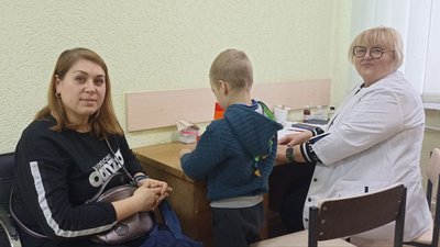 Житомирянка Світлана Бондаренко привезла п’ятирічного сина Давида на заняття до логопеда Житомирянка Світлана Бондаренко привезла п’ятирічного сина Давида на заняття до логопеда