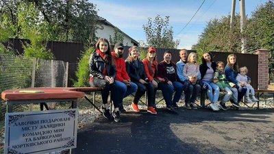Одна з лавочок, які місту подарували байкери Одна з лавочок, які місту подарували байкери