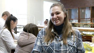 Студенти житомирського університету виготовляють окопні свічки для оборонців Студенти житомирського університету виготовляють окопні свічки для оборонців