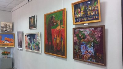 "Суми мають свій малюнок". У місті відкрилася виставка до Дня художника з пейзажами та архітектурою Сум