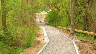 На Вінницьких Хуторах триває облаштування алеї-переходу
