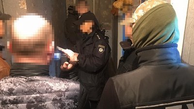 На Луганщині затримали двох крадіїв, що знімали гроші з банківських карток