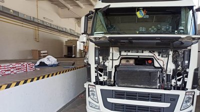 На Закарпатті вилучать 2 вантажівки через спробу провезти 1356 пачок сигарет через кордон