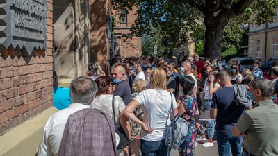 Біля воріт університету сформувалась черга. Біля воріт університету сформувалась черга.