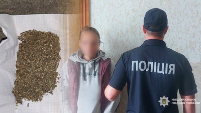 Продавала амфетамін і канабіс: на Чернігівщині жінці оголосили про підозру у наркоторгівлі