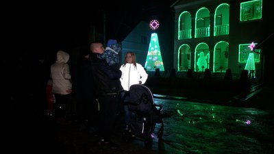 Сім'я з Рівненщини влаштовує музично-світлове шоу на власному подвір'ї Сім'я з Рівненщини влаштовує музично-світлове шоу на власному подвір'ї