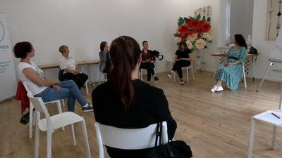 "Бути надійним тилом". У Франківську стартував курс психологічної допомоги для переселенців