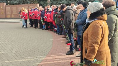 Під звуки автомобільних сирен: у Черкасах прощалися із загиблим на війні медиком