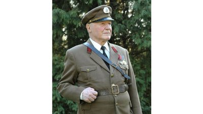 Сотенний УПА "Кривоніс" передав шаблю Володимиру Зеленському