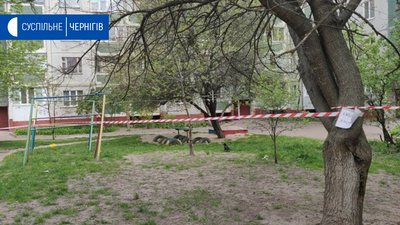 У Чернігові огородили стрічкою та дезінфікують будинок, в якому живуть хворі на коронавірус У Чернігові огородили стрічкою та дезінфікують будинок, в якому живуть хворі на коронавірус