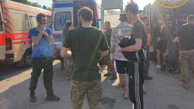 Україна повернула з полону 144 військових, 95 з них — захисники "Азовсталі" Україна повернула з полону 144 військових, 95 з них — захисники "Азовсталі"