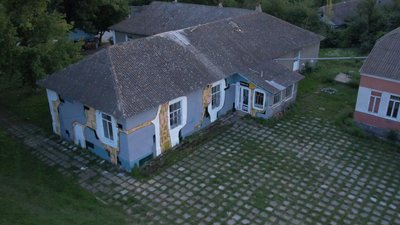 Недіюча школа в Гораївці, яку перетворили у мистецьку резиденцію, липень 2023. Фото: Андрій Захарко Недіюча школа в Гораївці, яку перетворили у мистецьку резиденцію, липень 2023. Фото: Андрій Захарко