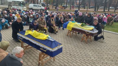 У Ромнах на Сумщині прощалися із захисниками Ігорем Векленком та Ігорем Гробовим У Ромнах на Сумщині прощалися із захисниками Ігорем Векленком та Ігорем Гробовим