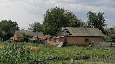 Зірвана частина даху на будинку в Дмитрівці