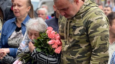 Повернувся на фронт після поранення. У Чернівцях попрощались з військовим, який загинув у бою проти Росії Повернувся на фронт після поранення. У Чернівцях попрощались з військовим, який загинув у бою проти Росії