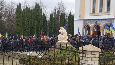 У селі Іване-Пусте попрощалися з бійцем Василем Гуцуляком