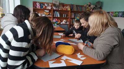 Керівниця дитячого центру творчості "Сильні духом" Юлія Учень (справа) проводить майстер-клас дітям та підліткам, 10 лютого 2024 року. Керівниця дитячого центру творчості "Сильні духом" Юлія Учень (справа) проводить майстер-клас дітям та підліткам, 10 лютого 2024 року.